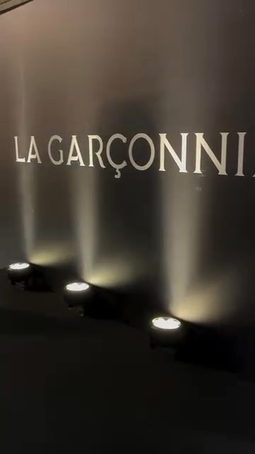 קיר לוגו של La Garçonnière מואר בתאורת UPLIGHT