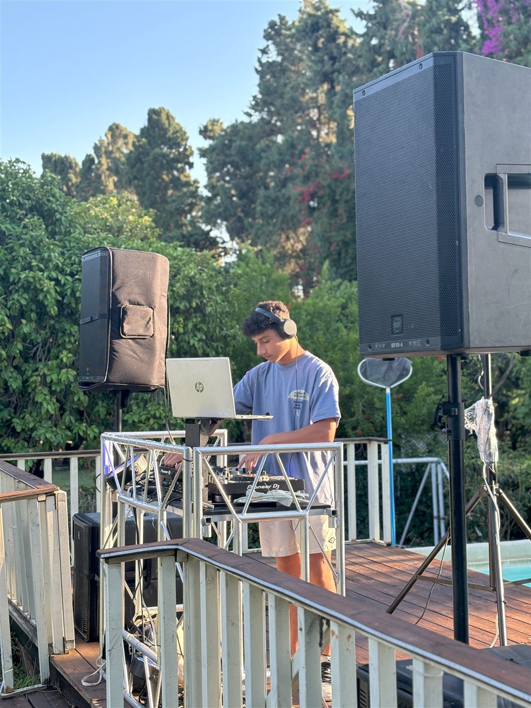 עמדת DJ מטראסים ורמקולים מוגברים מקצועיים בגינה